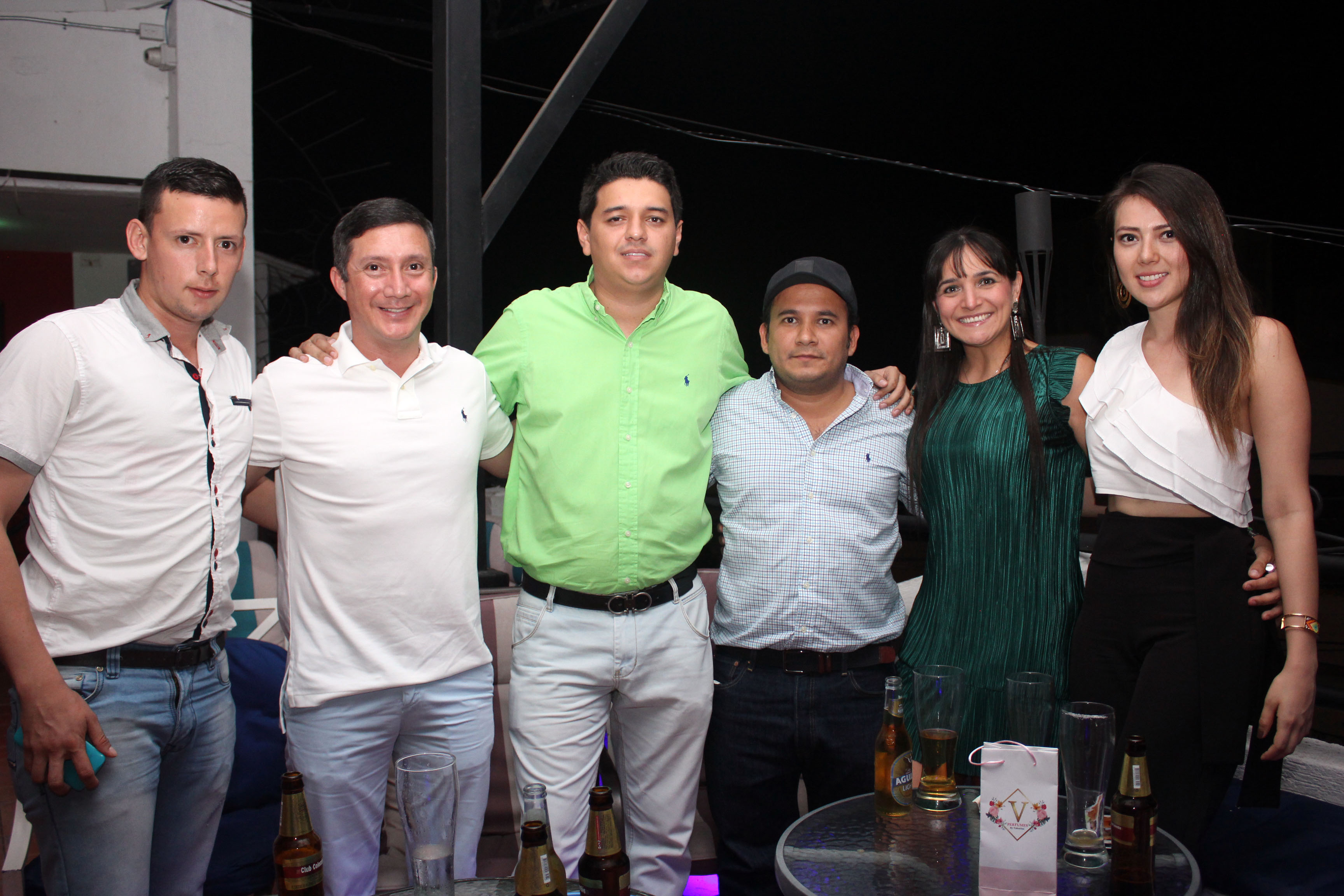 Carlos Vivas,  Jairo Moya,  el cumpleañero, Beto Barrera, Tita Díaz y Alejandra Perdomo.